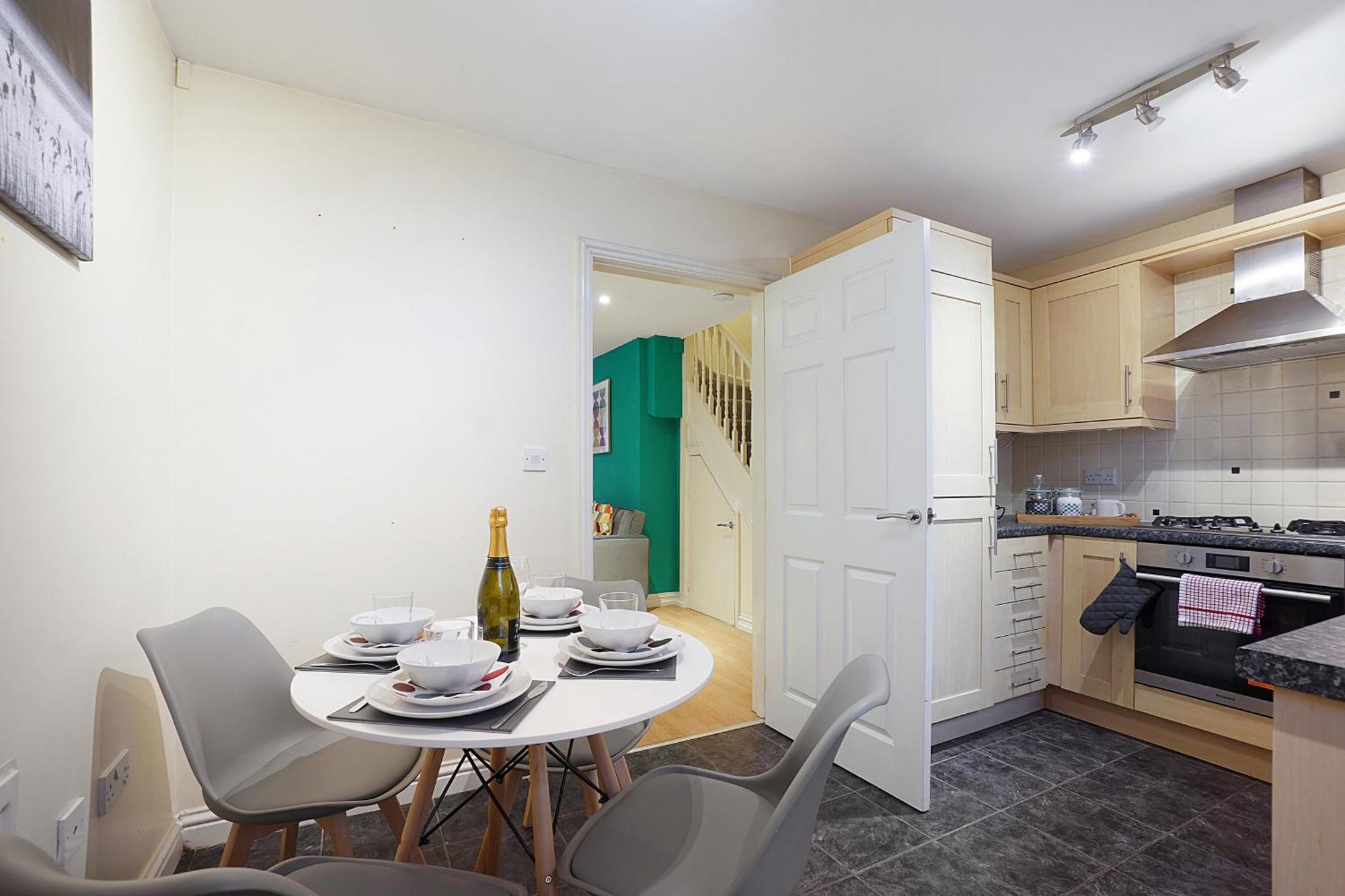 Comfortable Stylish Townhouse In Ashford Sleeps 5 Netflix 2 Parking Spaces Perfect For Contractors And Families Exterior photo